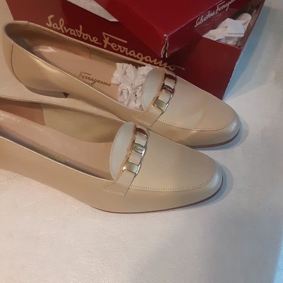 Salvatore Ferragamo size 12 B gently used and comes in original box - Picture 2 of 4